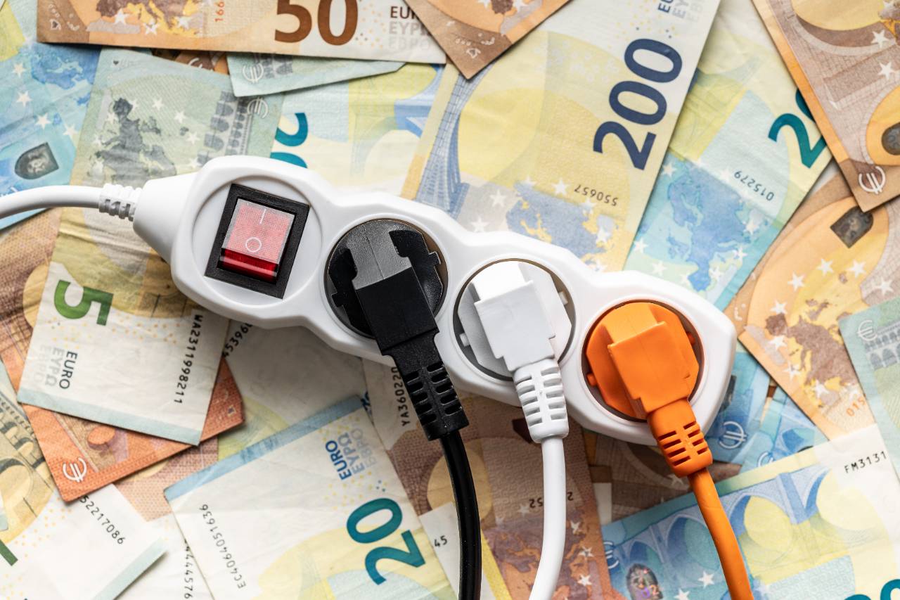 prises électriques sur des billets de banque en euros